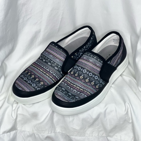 TRAQ BY ALEGRIA Sleeq Slip On Sneakers. Size 37. Super cute and comfy! - Picture 3 of 4